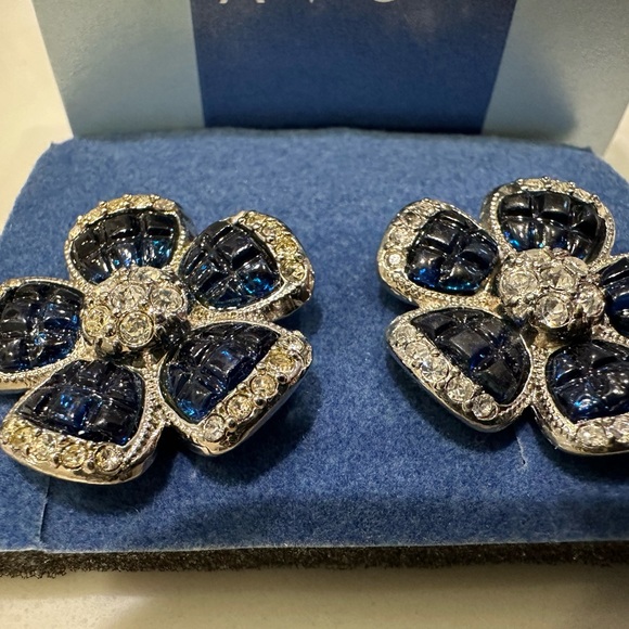 SAPPHIRE AND CLEAR COLOR SPARKLE FLOWER EARRINGS-pierced - Picture 11 of 12